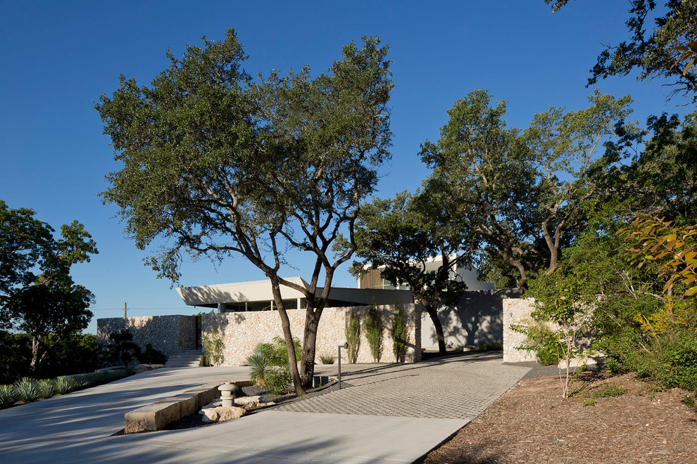 Großes, Einstöckiges Modernes Einfamilienhaus mit weißer Fassadenfarbe und Flachdach in Austin