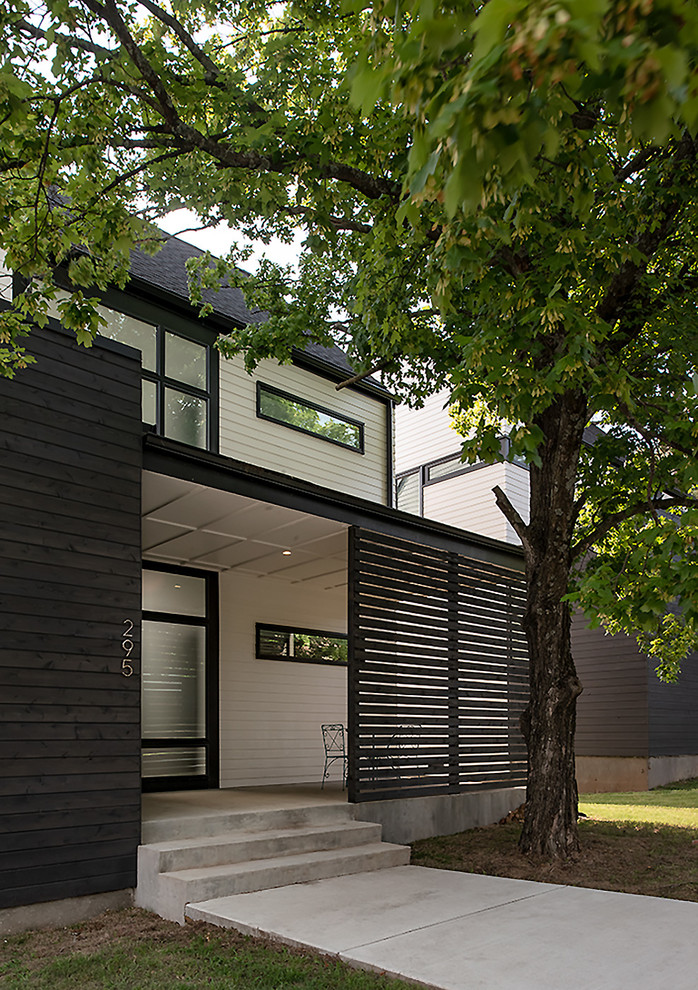 Стильный дизайн: трехэтажный, кирпичный, белый частный загородный дом среднего размера в стиле модернизм с двускатной крышей и крышей из гибкой черепицы - последний тренд