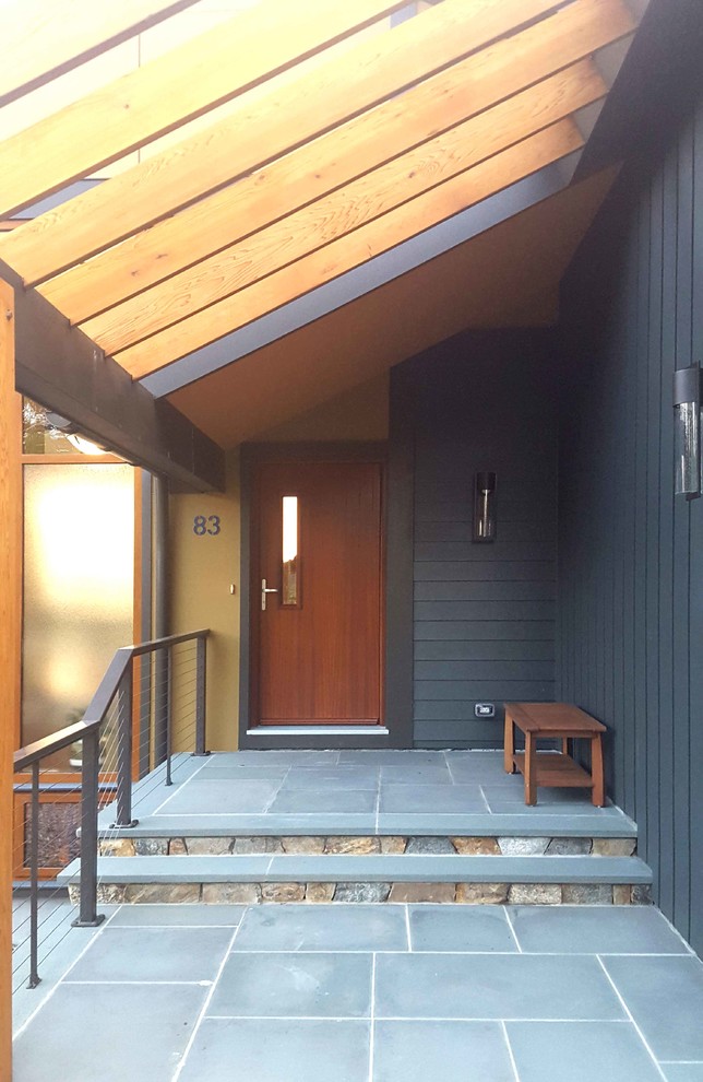 Diseño de fachada de casa multicolor actual de tamaño medio de dos plantas con revestimientos combinados, tejado a dos aguas y tejado de teja de madera
