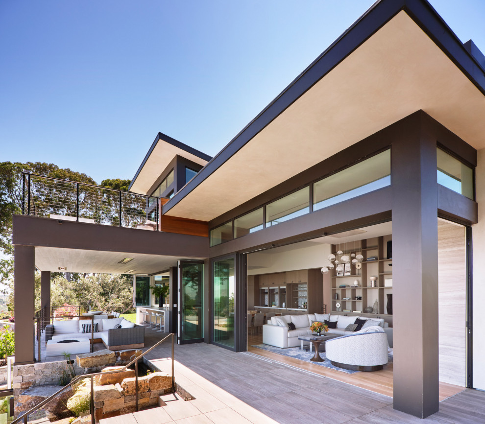 Идея дизайна: большой, трехэтажный, деревянный, коричневый частный загородный дом в стиле модернизм с плоской крышей и металлической крышей