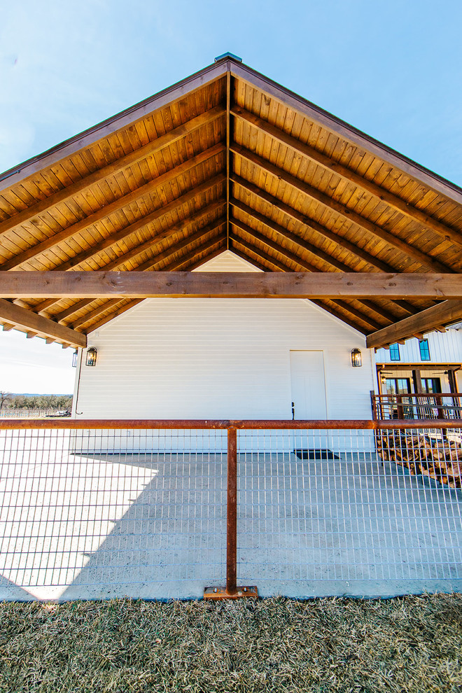 Diseño de fachada de casa blanca de estilo de casa de campo extra grande de tres plantas con revestimiento de madera, tejado a dos aguas y tejado de metal