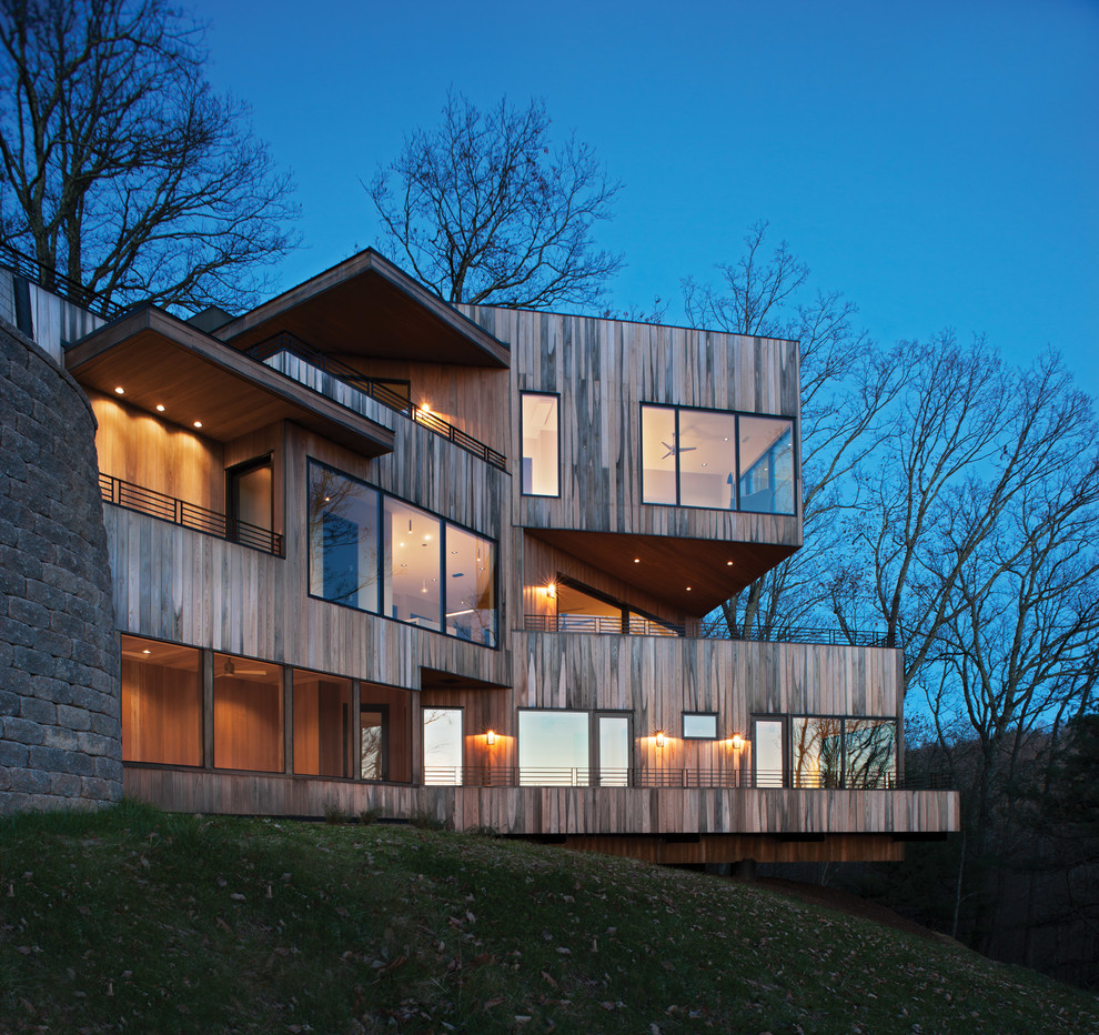 Свежая идея для дизайна: трехэтажный, деревянный частный загородный дом в современном стиле с плоской крышей - отличное фото интерьера