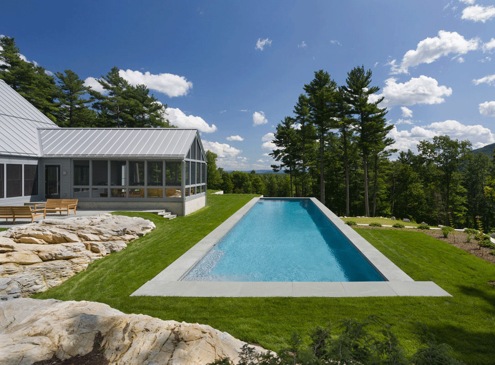 Пример оригинального дизайна: огромный, двухэтажный, серый частный загородный дом в стиле модернизм с металлической крышей