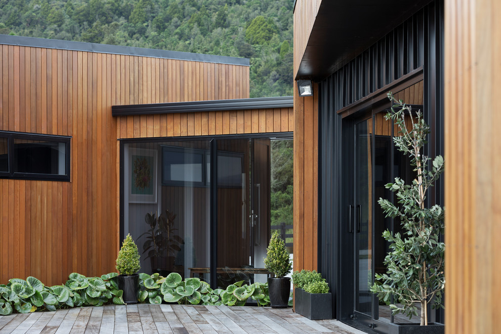 Réalisation d'une façade de maison design en bois.