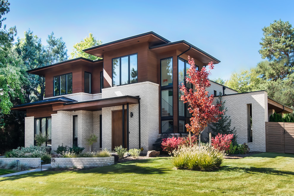 Imagen de fachada de casa multicolor vintage de dos plantas con revestimientos combinados y tejado plano