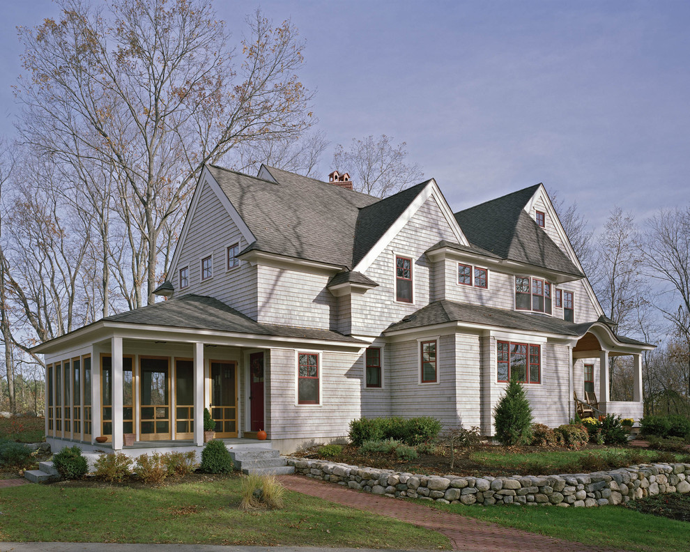 Пример оригинального дизайна: трехэтажный, деревянный дом в классическом стиле с двускатной крышей