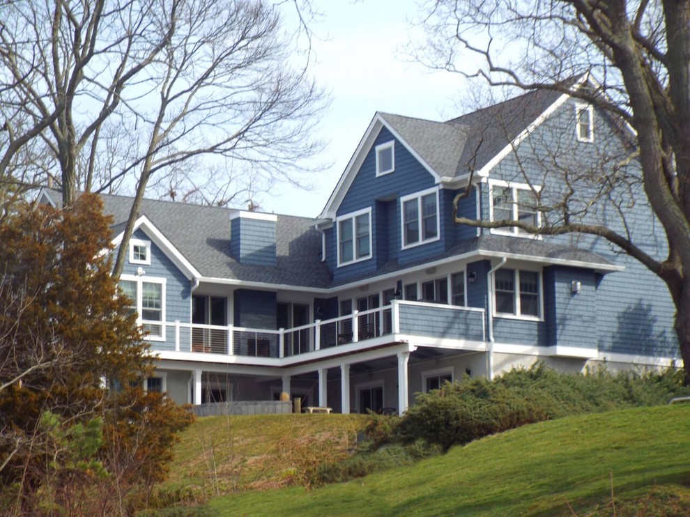 Diseño de fachada de casa azul clásica grande de tres plantas con revestimiento de vinilo, tejado a dos aguas y tejado de teja de madera
