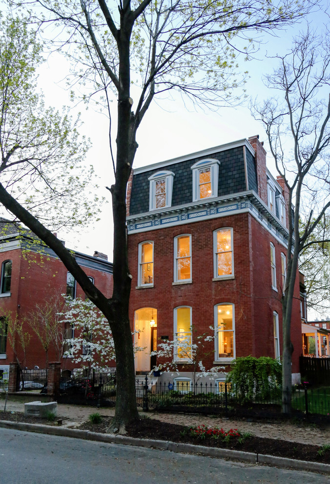 Großes, Dreistöckiges Klassisches Haus mit Backsteinfassade, roter Fassadenfarbe und Flachdach in St. Louis
