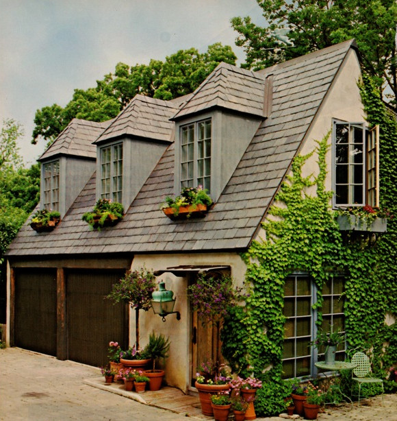 Ispirazione per la facciata di una casa piccola beige classica a due piani con rivestimento in stucco