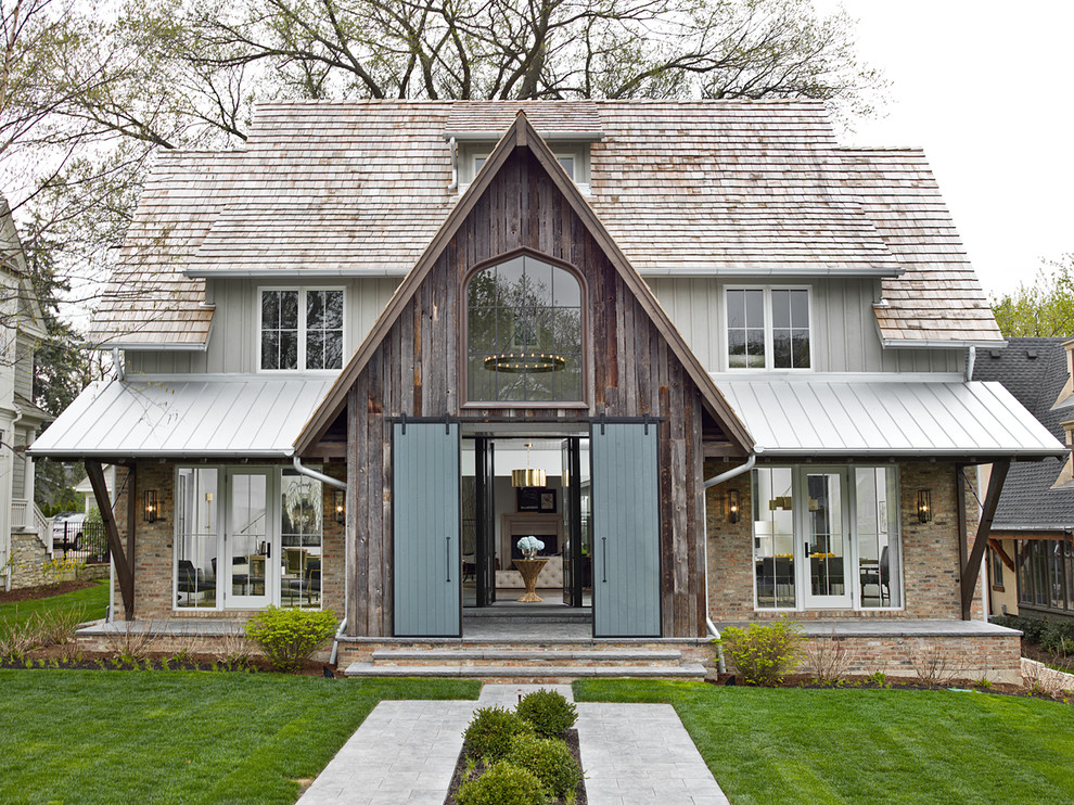 Inspiration pour une façade de maison grise rustique à un étage avec un revêtement mixte, un toit à deux pans et un toit en shingle.