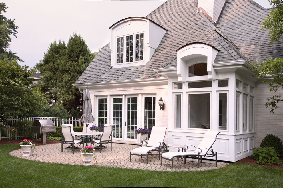 Пример оригинального дизайна: маленький, двухэтажный, белый дом в классическом стиле с вальмовой крышей для на участке и в саду