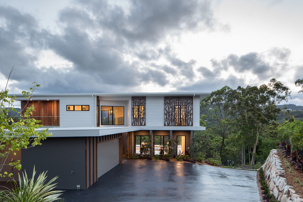 Idee per la villa grande bianca contemporanea a due piani con rivestimento con lastre in cemento, tetto piano e copertura in metallo o lamiera