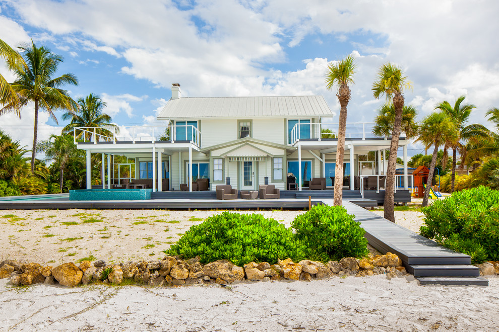 Zweistöckige Maritime Holzfassade Haus mit weißer Fassadenfarbe und Satteldach in Miami