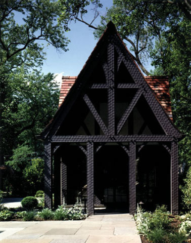 Foto della villa nera classica di medie dimensioni con rivestimento in legno e falda a timpano