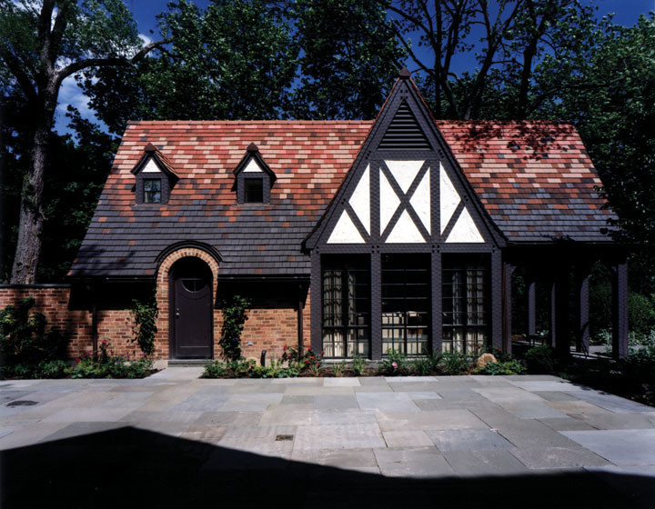 Immagine della villa nera classica di medie dimensioni con rivestimento in legno e falda a timpano