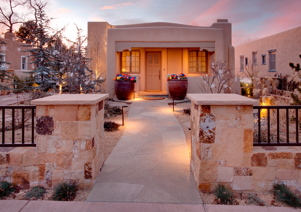 Einstöckiges Mediterranes Haus mit beiger Fassadenfarbe und Flachdach in Albuquerque