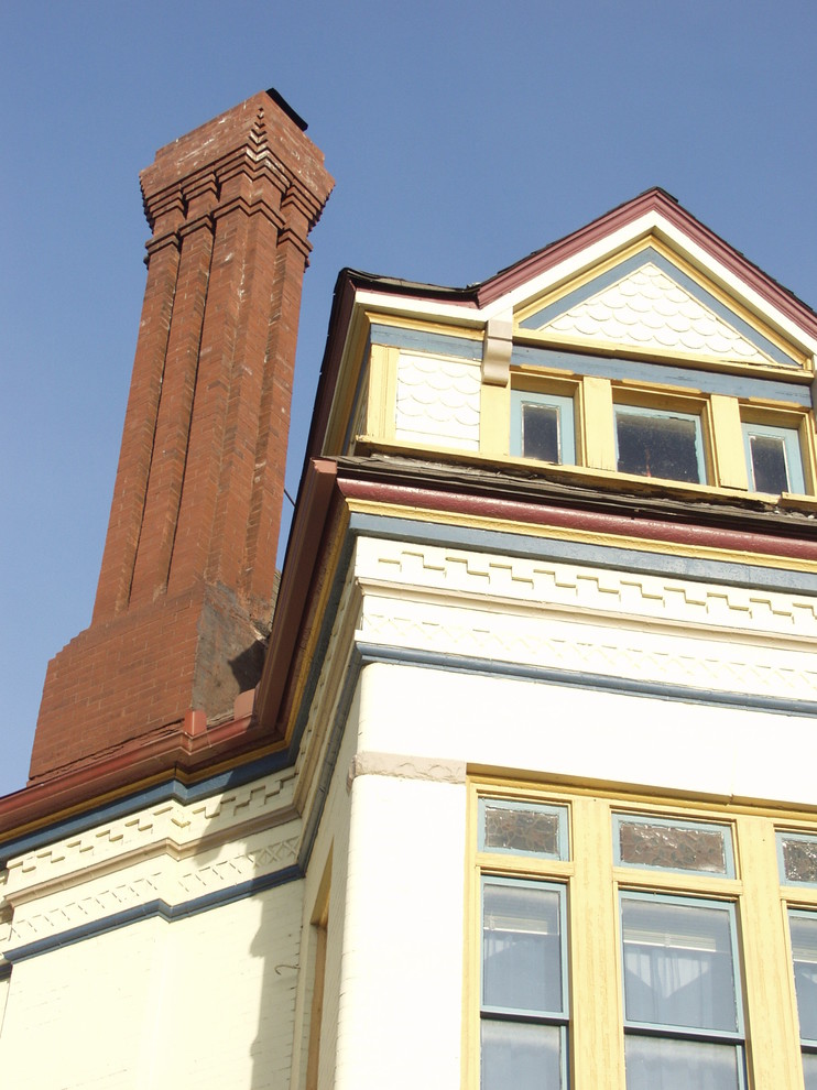 Großes, Dreistöckiges Klassisches Einfamilienhaus mit Putzfassade und gelber Fassadenfarbe in Kansas City