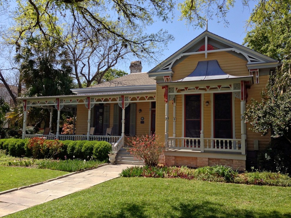 Große, Einstöckige Klassische Holzfassade Haus mit gelber Fassadenfarbe in Austin