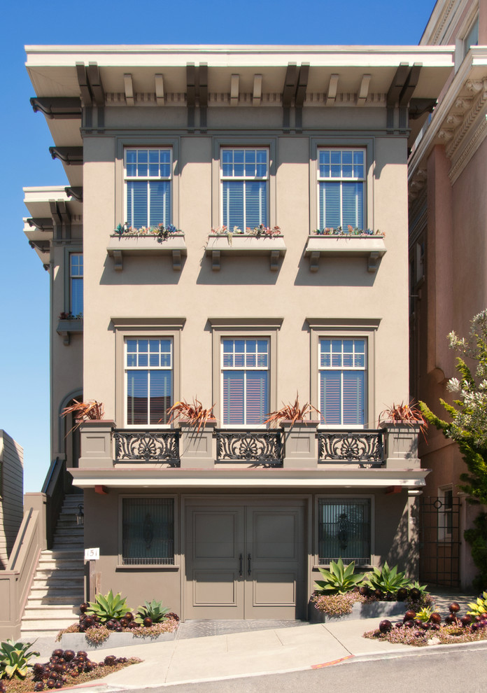 Ispirazione per la facciata di un appartamento marrone classico a tre piani di medie dimensioni