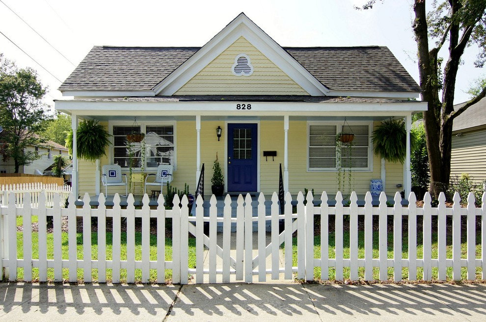 Diseño de fachada de casa amarilla y gris contemporánea pequeña de una planta con revestimiento de madera, tejado de un solo tendido, tejado de teja de madera y tablilla