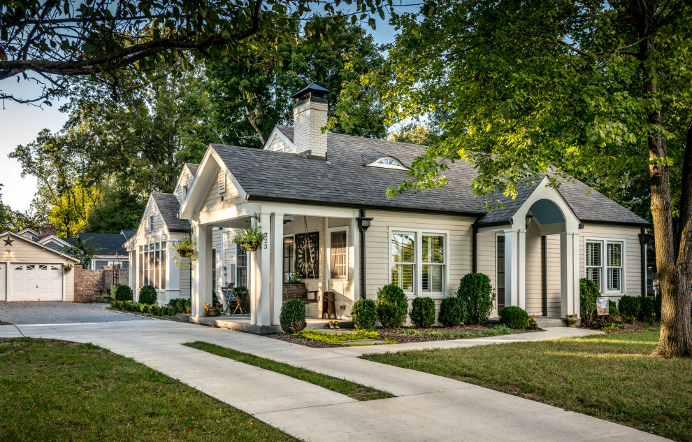 Einstöckiges Klassisches Einfamilienhaus mit beiger Fassadenfarbe, Satteldach und Schindeldach in Nashville