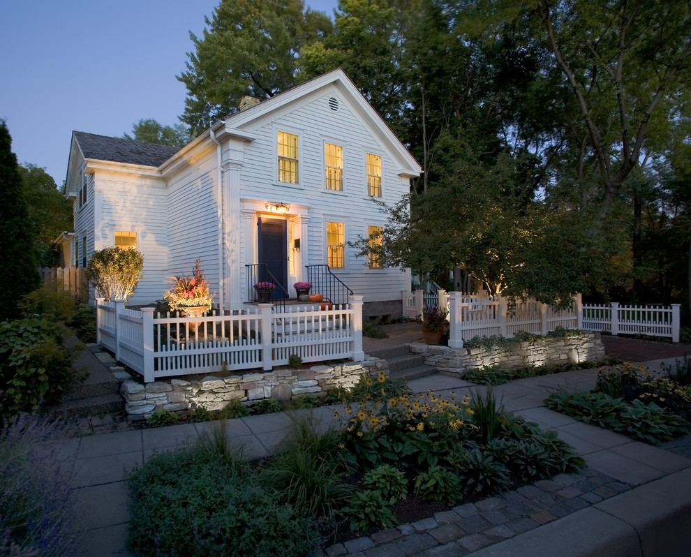 На фото: маленький, двухэтажный, деревянный, белый дом в классическом стиле для на участке и в саду с