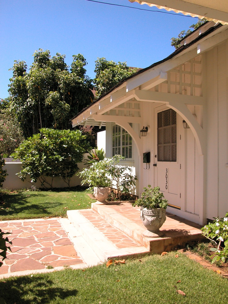 Источник вдохновения для домашнего уюта: двухэтажный, деревянный, белый дом среднего размера в морском стиле с вальмовой крышей