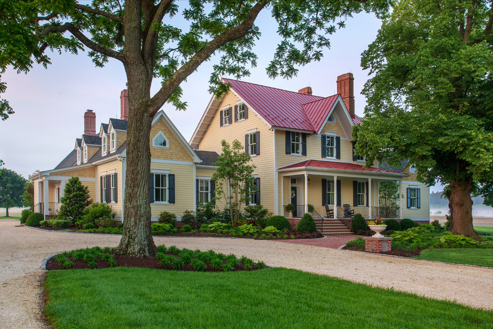 Zweistöckiges Klassisches Einfamilienhaus mit gelber Fassadenfarbe, Satteldach und Misch-Dachdeckung in Baltimore