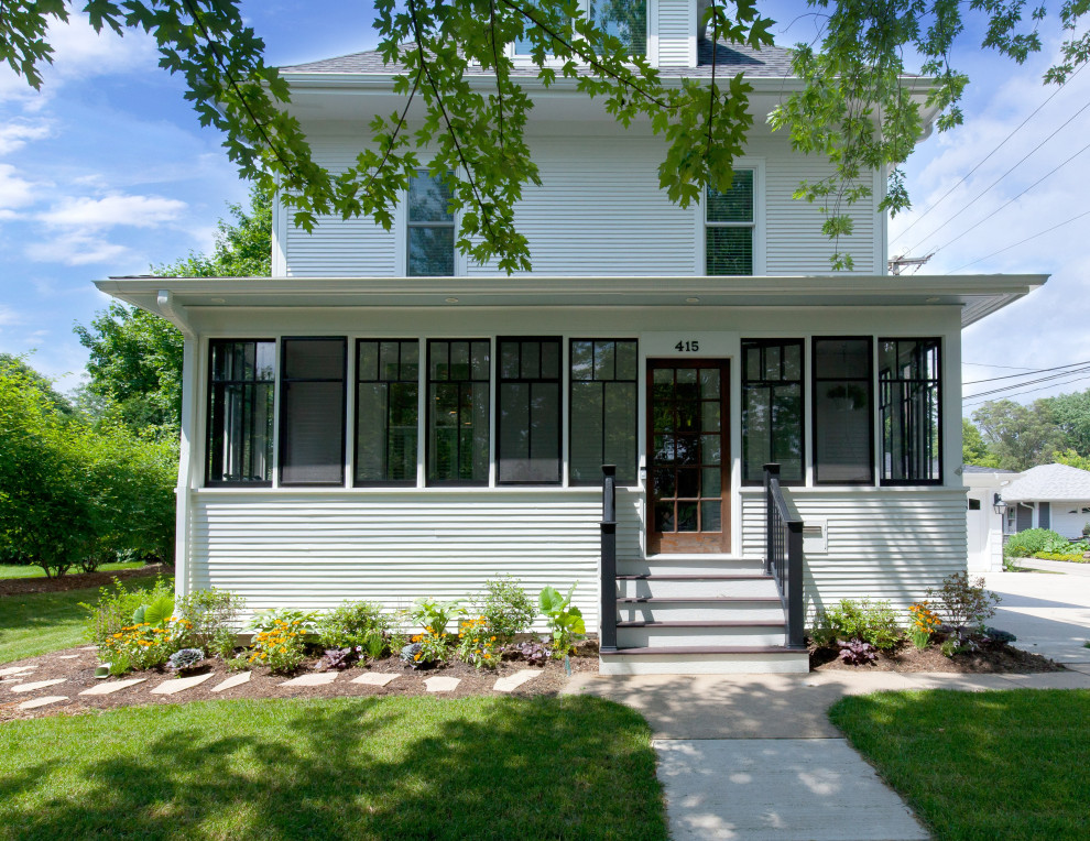Imagen de fachada de casa blanca de estilo de casa de campo de tamaño medio de dos plantas con revestimientos combinados y tejado de teja de madera