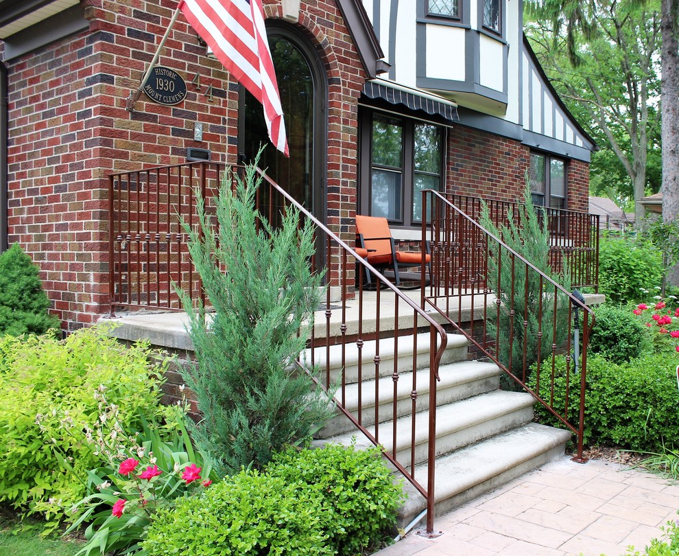 Modelo de fachada de casa multicolor de estilo americano de tamaño medio de dos plantas con revestimientos combinados y tejado a dos aguas