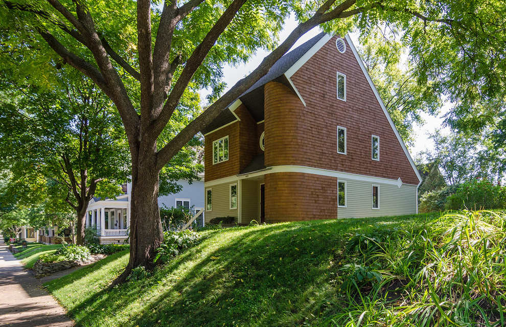 Mittelgroße, Dreistöckige Klassische Holzfassade Haus mit brauner Fassadenfarbe in Minneapolis