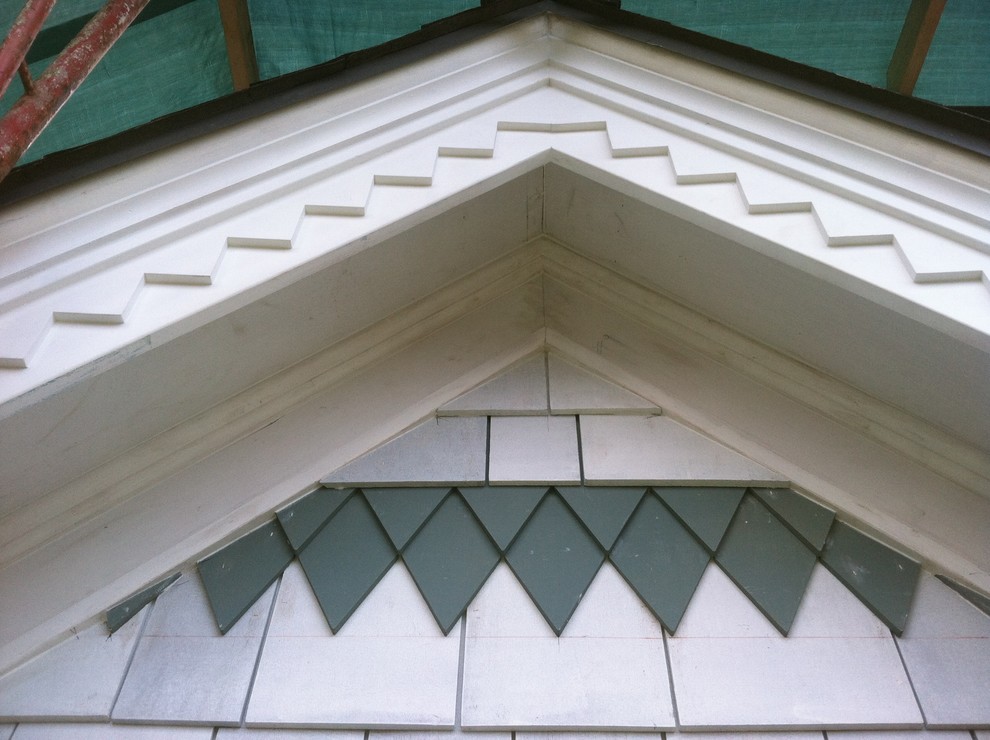 Immagine della facciata di una casa bianca country a due piani di medie dimensioni con rivestimento in legno