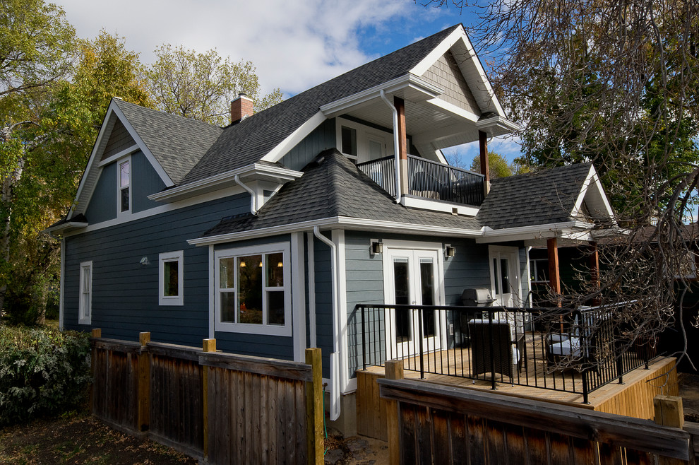Klassisches Haus mit Faserzement-Fassade und grauer Fassadenfarbe in Edmonton