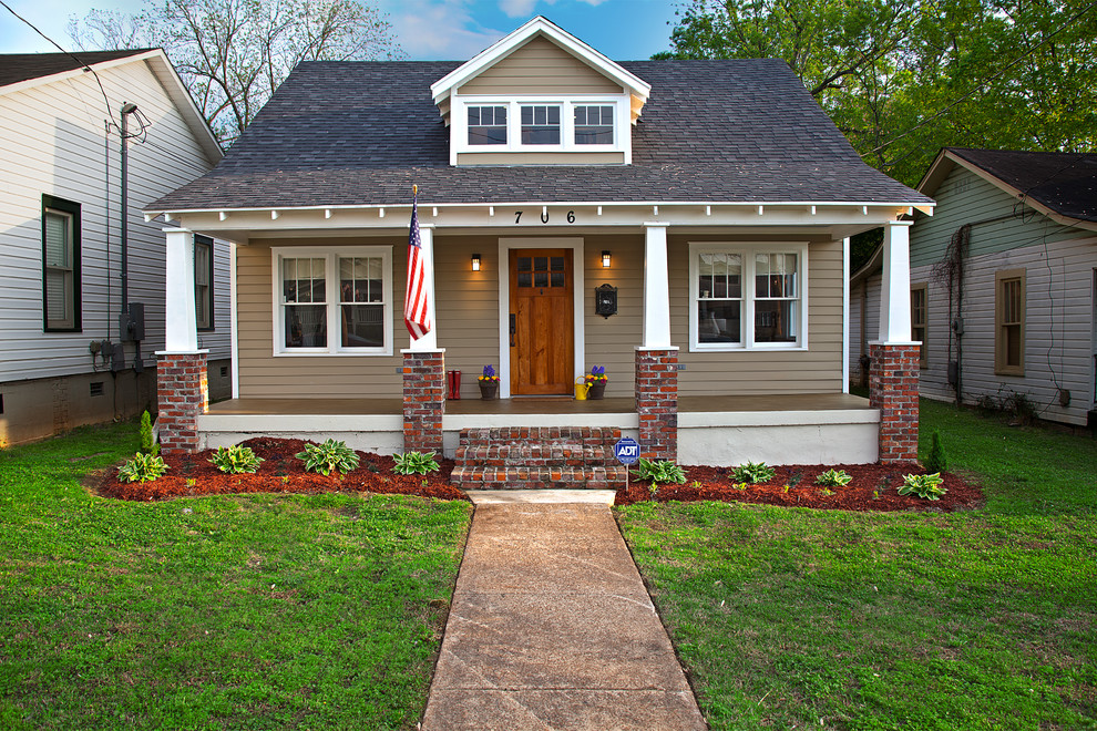 Стильный дизайн: маленький, двухэтажный, деревянный, коричневый дом в стиле кантри для на участке и в саду - последний тренд