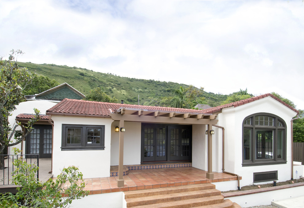 Example of a small transitional white one-story adobe exterior home design in Hawaii