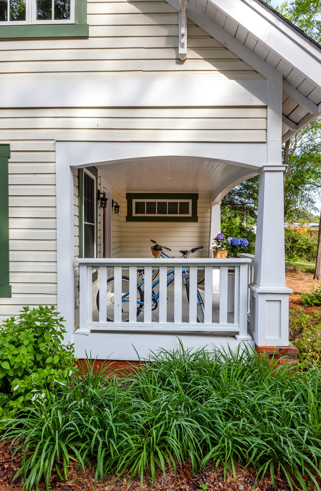 Kleine, Einstöckige Landhausstil Holzfassade Haus mit gelber Fassadenfarbe in Raleigh