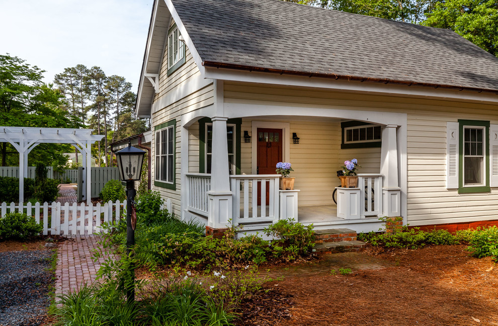 На фото: маленький, одноэтажный, деревянный, желтый дом в стиле кантри для на участке и в саду