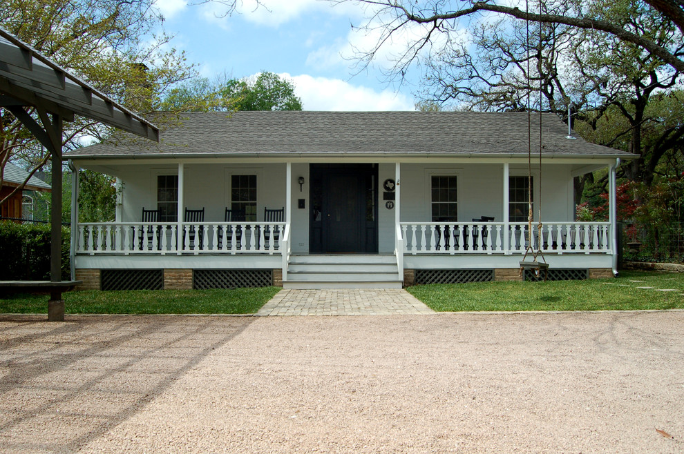 Foto della facciata di una casa country con rivestimento in legno