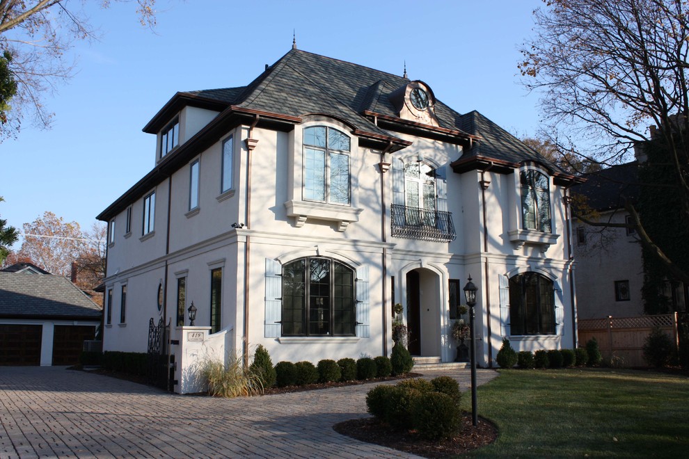 Пример оригинального дизайна: трехэтажный дом среднего размера в классическом стиле
