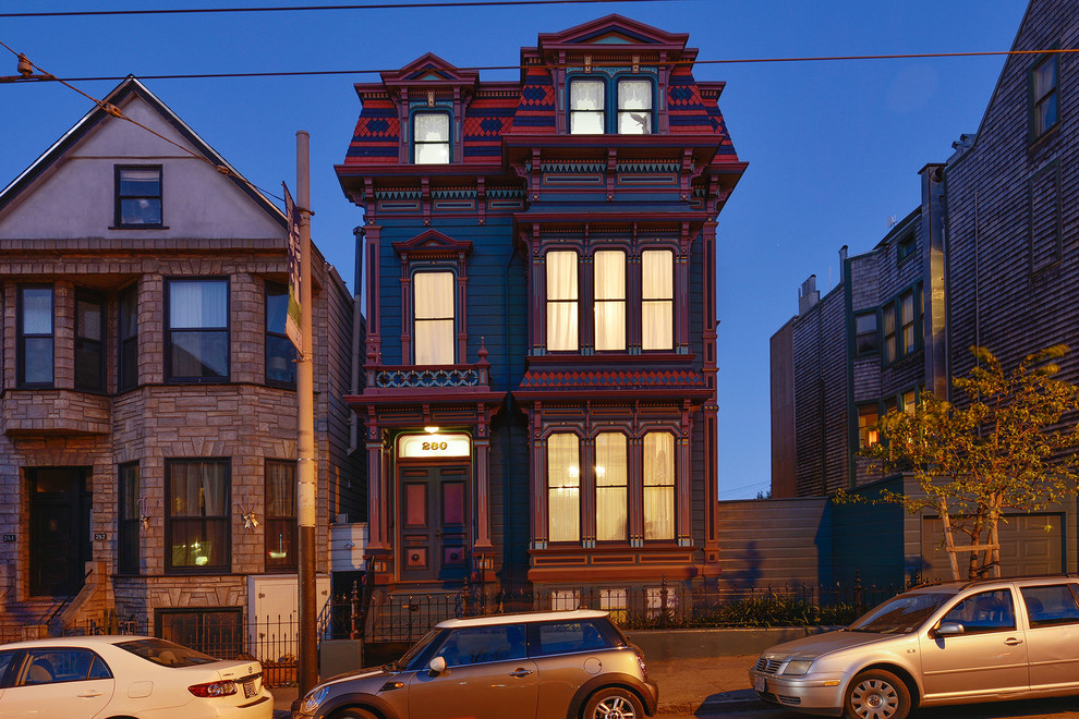 Cette image montre une façade de maison bleue victorienne à deux étages et plus.