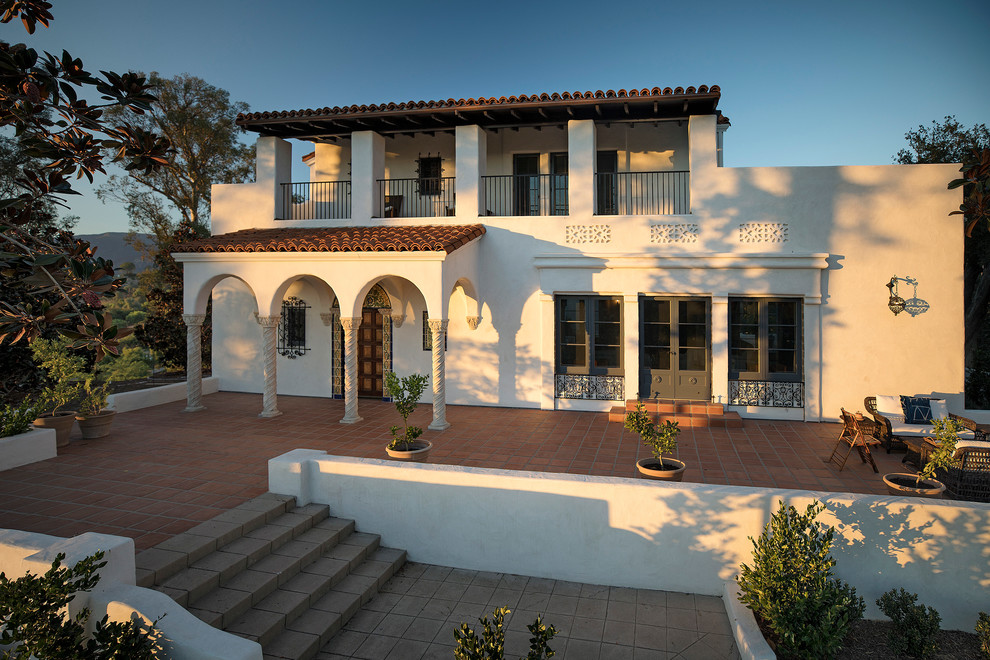 Großes, Zweistöckiges Mediterranes Einfamilienhaus mit Putzfassade, weißer Fassadenfarbe, Walmdach und Ziegeldach in Santa Barbara