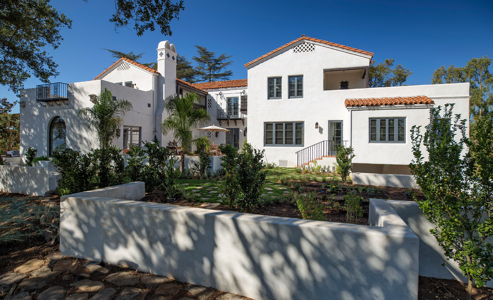 Geräumiges, Zweistöckiges Mediterranes Haus mit Putzfassade und weißer Fassadenfarbe in Los Angeles