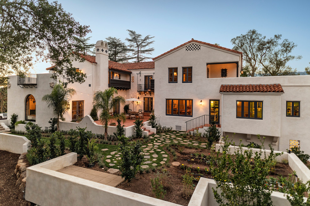 Großes, Zweistöckiges Mediterranes Einfamilienhaus mit Putzfassade, weißer Fassadenfarbe und Ziegeldach in Santa Barbara