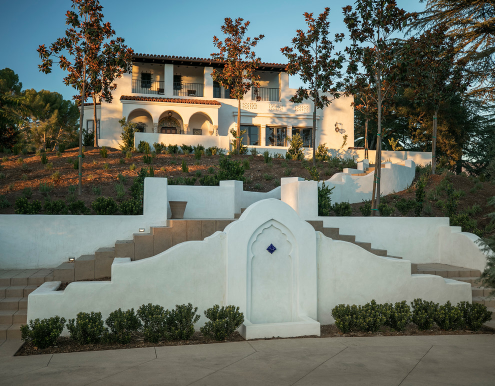 Свежая идея для дизайна: огромный, двухэтажный, белый дом в средиземноморском стиле с облицовкой из цементной штукатурки - отличное фото интерьера