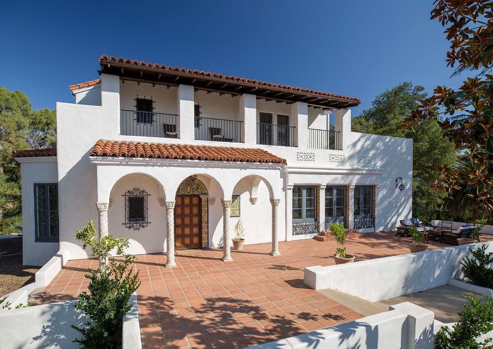 Geräumiges, Einstöckiges Mediterranes Haus mit Putzfassade und weißer Fassadenfarbe in Los Angeles