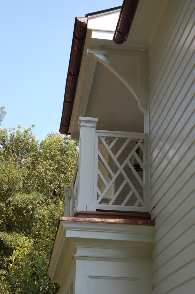 Aménagement d'une façade de maison blanche campagne en bois à un étage.