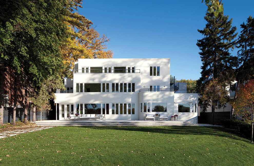 Ispirazione per la villa ampia bianca contemporanea a tre piani con rivestimento in stucco e tetto piano