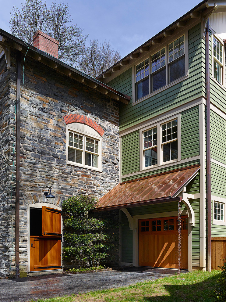 Große, Dreistöckige Landhaus Holzfassade Haus mit grüner Fassadenfarbe in Philadelphia