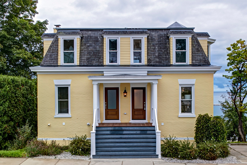 Ispirazione per la facciata di una casa gialla vittoriana a due piani di medie dimensioni