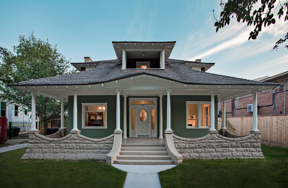 Ispirazione per la villa verde classica a due piani con rivestimento in legno, tetto a padiglione e copertura a scandole